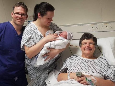 Emma Miles dan putrinya Tracey serta sang cucu yang baru dilahirkannya.