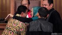 Usai memberikan kesaksian, Said menghampiri Ratna dan saling berpelukan.