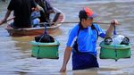 Begini Ragam Aktivitas Warga Bandung Ditengah Banjir