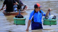 Bahkan ada juga warga yang tetap berjualan dengan menerobos banjir yang merendam kawasan Kabupaten Bandung, Jawa Barat itu.
