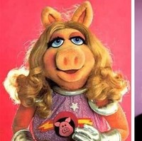 Miss Piggy dari The Muppet Show terinspirasi dari Peggy Lee. Ia seorang penyanyi tetap di salah satu radio lokal di kawasan Dakota Utara. Bonnie Erickson, kreator The Muppet Show bahkan menamai karakter itu mirip dengan nama wanita penyanyi jazz tersebut. Foto: Dok. Brightside, Wikipedia