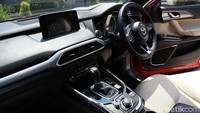 Di bagian interior, Mazda CX-9 menampilkan kesan yang mewah. Selain itu, di bagian setir, ada sejumlah tombol untuk pengaturan audio. Namun sayang, belum ada paddle shift di mobil ini.