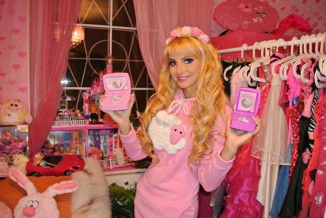 Obsesinya terhadap Barbie juga ditunjukkan dengan memodifikasi tubuhnya. Tatiana mengaku menjalani operasi pembesaran payudara setelah melahirkan anak pertamanya, Zhenya, yang kini berusia 11 tahun. Foto: istimewa
