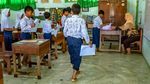 Miris, Siswa SD di Demak Ujian Sekolah di Tengah Banjir