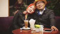  Kali ini pria yang akrab disapa Kang Emil itu ngopi bareng istri tercintanya, Atalia Praratya. So sweet banget sih! Foto: Instagram Ridwan Kamil