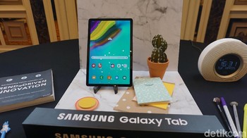Keunggulan Galaxy Tab S5e adalah bobotnya yang ringan hanya 400 gram. Samsung menyebutnya sebagai produk Tab S paling ringan yang pernah ada. Foto: Firdaus Anwar/detikINET
