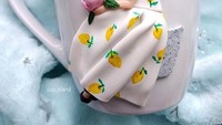Uniknya, Dina menghadirkan sosok-sosok wanita ini dari sudut belakang. Jadi tak terlihat bagian wajahnya. Meskipun demikian, gelas ini tetap hadir menarik. Foto: instagram @cup_island