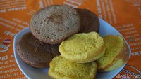 Teman minum kopi ada kue bolu dan bika ambon. Rasanya tidak terlalu manis dan lezat, harganya mulai Rp 2 ribuan saja (Shinta/detikcom)