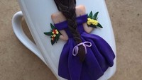 Dina membuat hiasan gelas ini dengan sangat detail. Gaun hingga rambut dari desainnya dibuat senatural mungkin. Gelas dengan desain cantik ini biasanya dipesan untuk dijadikan souvenir. Foto: instagram @cup_island