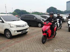 Menteri Nasir Touring Naik Motor Listrik di Jakarta
