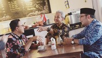 Nah, kali ini Ridwan Kamil ngopi bareng Ganjar Pranowo dan Anies Baswedan. Ketiganya memilih ngopi dan ngobrol bareng di Balai Kota usai mendapat penghargaan sebagai daerah dengan keterbukaan informasi publik terinformatif bersama Kalimantan Barat pada November 2018. Foto: Instagram Ridwan Kamil