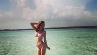 Menikmati cantiknya laut Bahama. (milkachesmark/Instagram)