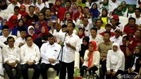 Dalam kampanye tersebut, Jokowi menampilkan kartu-kartu sakti yang kerap ia bawa di berbagai kampanyenya di berbagai daerah di Indonesia.