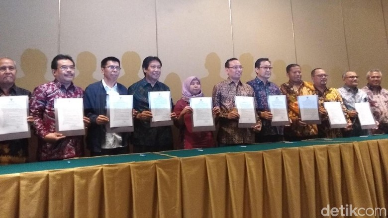 Teken Pakta Integritas, Moderator-Panelis Debat Kelima Pilpres Janji Netral Teken Pakta Integritas, Moderator-Panelis Debat Kelima Pilpres Janji Netral