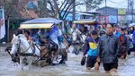 Potret Warga Basah-basahan Terobos Banjir di Jalan Dayeuhkolot-Banjaran
