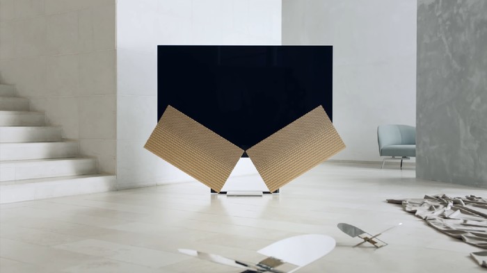 TV dengan speaker sayap yang unik. (Foto: Dok. Bang & Olufsen) TV dengan speaker sayap yang unik. (Foto: Dok. Bang & Olufsen)