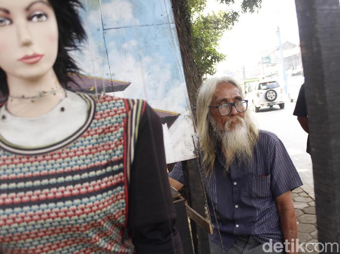 Kisah Muchtar, Pemain Boneka Panggung di Jalan Raya Padalarang