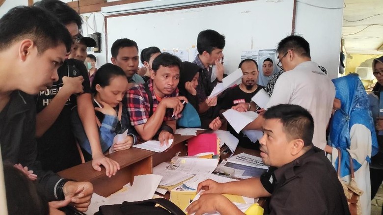 Mahasiswa Dominasi Pengurusan Pindah TPS di KPU Depok Mahasiswa Dominasi Pengurusan Pindah TPS di KPU Depok