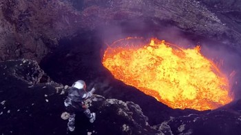Tak perlu dijelaskan lagi, lava memang sangat panas. Berada dekat dengan lava bisa membahayakan. Itu sebabnya pria di bibir kawah ini perlu memakai baju khusus berwarna perak seperti tampak di foto ini. Foto: maruf uddin87/YouTube via Postfun