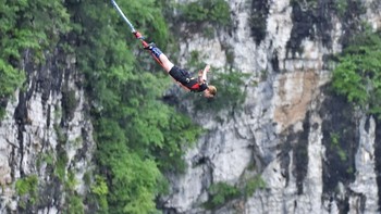 Melihat langsung orang yang melakukan bungee jumping bisa bikin lutut lemas. Foto: zhangpan/Barcroft Media via Getty Imagevia Postfun