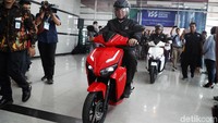 Begitu tiba di JI Expo, Nasir langsung membawa Gesits masuk ke dalam Aula D2. Di dalam aula sudah ada para mahasiswa yang mengikuti Indonesia Startup Summit 2019.