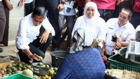 Jokowi tampak memilih kedondong yang akan dibelinya.