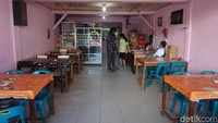 Kedai kopi pun cukup sederhana, dengan bagian luar dan dalam. Namun tetap seru untuk menikmati secangkir kopi kala sore hari (Shinta/detikcom)