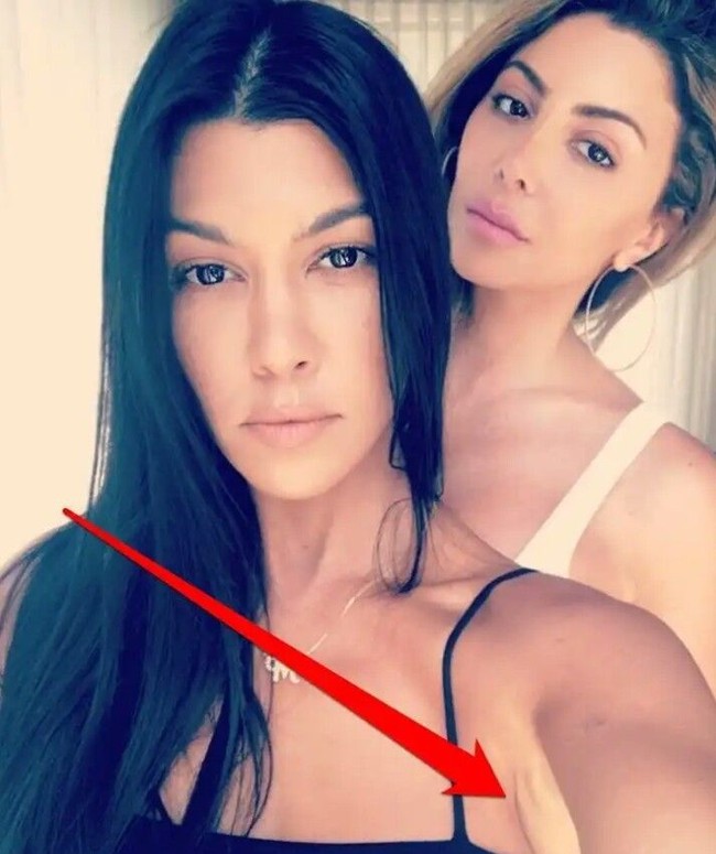 Keluarga Kardashian tampaknya ramah dengan aplikasi atau software editing foto, tapi sering kali editannya jadi gagal. Seperti foto Kourtney Kardashian ini yang ketiaknya jadi terlihat aneh. Foto: Instagram