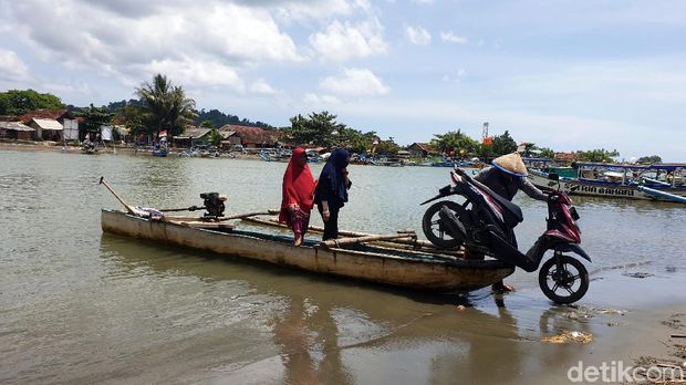 Nihil Jembatan, Warga Sukabumi Sewa Ojek Perahu Lintasi Sungai   