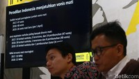 Direktur Eksekutif Amnesty International Indonesia, Usman Hamid, memaparkan pandangannya dalam diskusi penghapusan hukuman mati di Indonesia yang diselenggarakan di kantor Amnesty International Indonesia di Jakarta.
