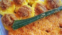 Ada juga ketan yang dibumbui dengan kunyit hingga kuning harum. Cocolannya serundeng yang manis gurih. Foto: Instagram @kulinerjabodetabek