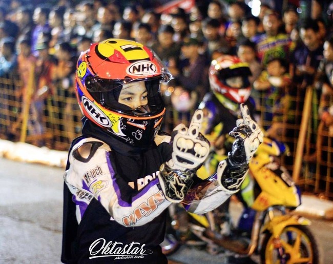 Ia menyimpan puluhan piala di rumahnya dari hasil kejuaraan balap motor. Bahkan, ia bisa membantu perekonomian keluarganya dengan balapan motor. Foto: Instagram/Kintaanmary