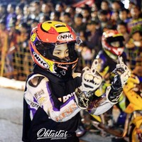 Ia menyimpan puluhan piala di rumahnya dari hasil kejuaraan balap motor. Bahkan, ia bisa membantu perekonomian keluarganya dengan balapan motor. Foto: Instagram/Kintaanmary