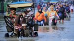 Potret Warga Basah-basahan Terobos Banjir di Jalan Dayeuhkolot-Banjaran