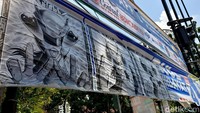 Dari hasil pengamatan terdapat tiga jenis poster yang ditempel di sejumlah spanduk. Poster pertama terdapat tulisan GOLD pada bagian atasnya. Pada bagian gambar terlihat seperti orang menggunakan topeng mirip serangga layaknya tokoh baja hitam. Sepertinya tokoh pada poster pertama ini adalah seorang wanita karena rambutnya terurai panjang. Ia berpose dengan menunjukan simbol segitiga. Tepat di bawah poster terdapat angka 6.