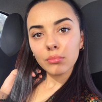 Mandi jadi sesuatu yang sangat mahal untuknya. Biasanya, ia memilih waktu di pagi hari ini mandi dengan durasi yang sangat cepat. Di pagi hari, ia akan langsung beraktivitas sehingga bisa sedikit mengalihkan perhatiannya dari rasa gatal yang didera setelah mandi. Foto: Instagram/Cherelle Farrugia