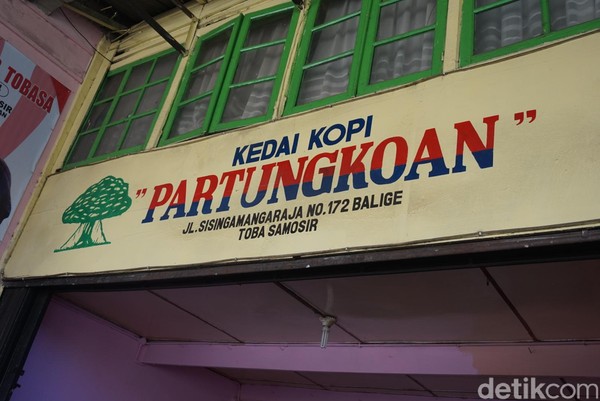 Kopi Partungkoan terletak di Jalan Sisingamangaraja, No 172, Balige, Toba Samosir, Sumatera Utara (Shinta/detikcom) Kopi Partungkoan terletak di Jalan Sisingamangaraja, No 172, Balige, Toba Samosir, Sumatera Utara (Shinta/detikcom)