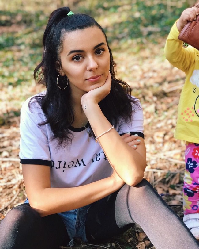 Meski kesulitan untuk mandi, Charelle terlihat tetap cantik. Tak banyak yang menyangka bahwa ia sudah memiliki seorang putri. Foto: Instagram/Cherelle Farrugia