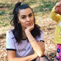 Meski kesulitan untuk mandi, Charelle terlihat tetap cantik. Tak banyak yang menyangka bahwa ia sudah memiliki seorang putri. Foto: Instagram/Cherelle Farrugia