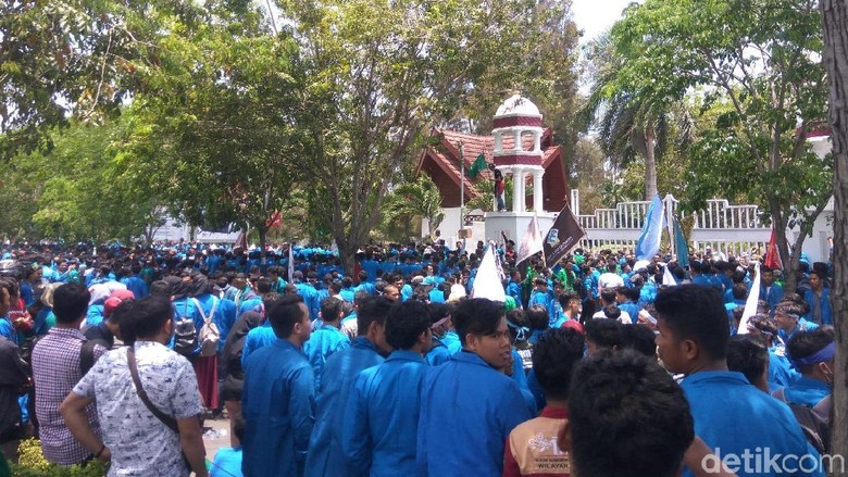 Aksi Tolak Tambang Berlanjut, Massa Kembali Geruduk Kantor Gubernur Aceh Aksi Tolak Tambang Berlanjut, Massa Kembali Geruduk Kantor Gubernur Aceh