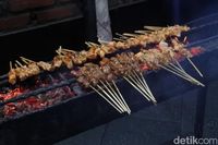 Warung Sate Shinta: Empuk Juicy Sate Kambing di Warung Sate Lamgganan Jokowi