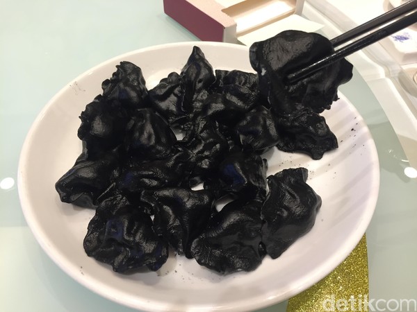 Kalau di Indonesia biasanya dumpling basah berisi daging ayam, China beda lagi. Dumpling dimodifikasi dengan berbagai macam isian. Mulai dari daging, sayur sampai ikan. (Bonauli/detikcom) Kalau di Indonesia biasanya dumpling basah berisi daging ayam, China beda lagi. Dumpling dimodifikasi dengan berbagai macam isian. Mulai dari daging, sayur sampai ikan. (Bonauli/detikcom)