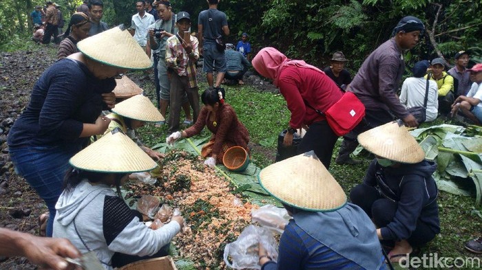 Ritual bersih-bersih sumber air (Wangan Cenginging) digelar di Desa Lerep, Kabupaten Semarang. Setelah itu warga membakar ayam untuk disantap bersama.