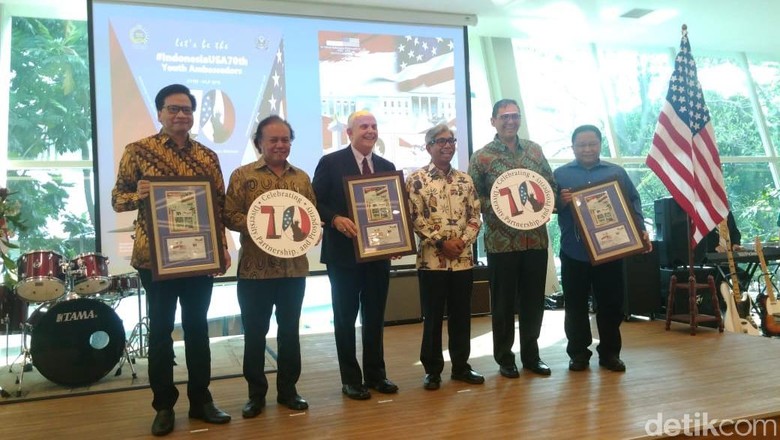 RI-AS Luncurkan Prangko Rayakan 70 Tahun Hubungan Diplomatik RI-AS Luncurkan Prangko Rayakan 70 Tahun Hubungan Diplomatik
