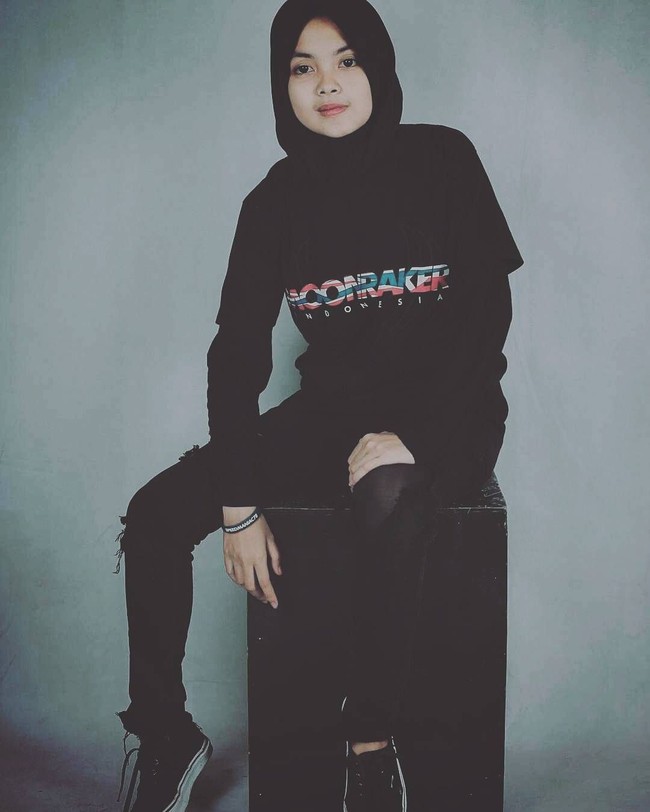 Penampilan Kintan tak luput dari perhatian. Wanita berusia 20 tahun ini senantiasa memakai hijab saat naik motor balap. Gayanya sering menuai pujian netizen. Foto: Instagram/Kintaanmary