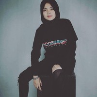 Penampilan Kintan tak luput dari perhatian. Wanita berusia 20 tahun ini senantiasa memakai hijab saat naik motor balap. Gayanya sering menuai pujian netizen. Foto: Instagram/Kintaanmary