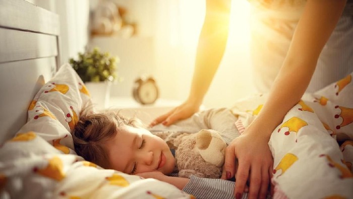 anak tidur mother wakes up sleeping child daughter girl in the morning