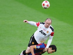 Wayne Rooney memenangi duel udara dengan Sergio Busquets. (Foto: Michael Regan/Getty Images)