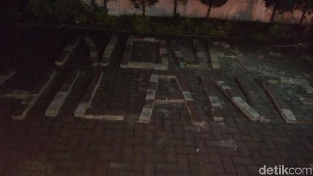 Mahasiswa tolak tambang bertahan di depan kantor gubernur Aceh, Rabu (10/4/2019) malam
