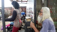 Lelaki asal Cikamuning Sadang, Ciburuy itu lihai menarik tali untuk menaikkan tangan, menggoyangkan pinggul dan leher dari buah marionette ciptaannya.